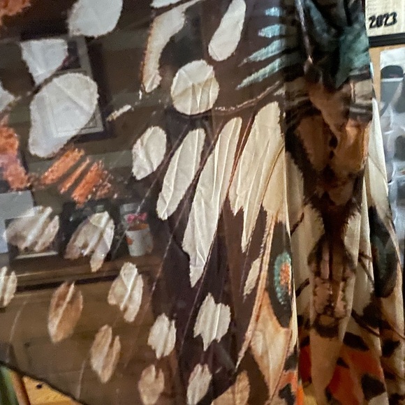 Butterfly Wing Pattern Cape - Picture 2 of 4